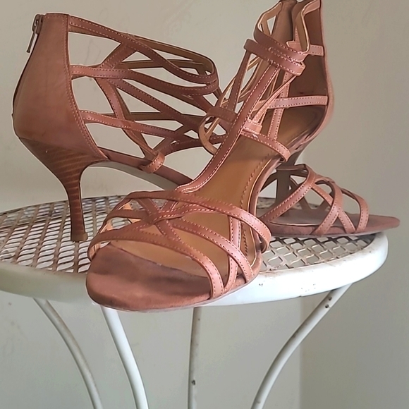 Tan Heels - Picture 3 of 3